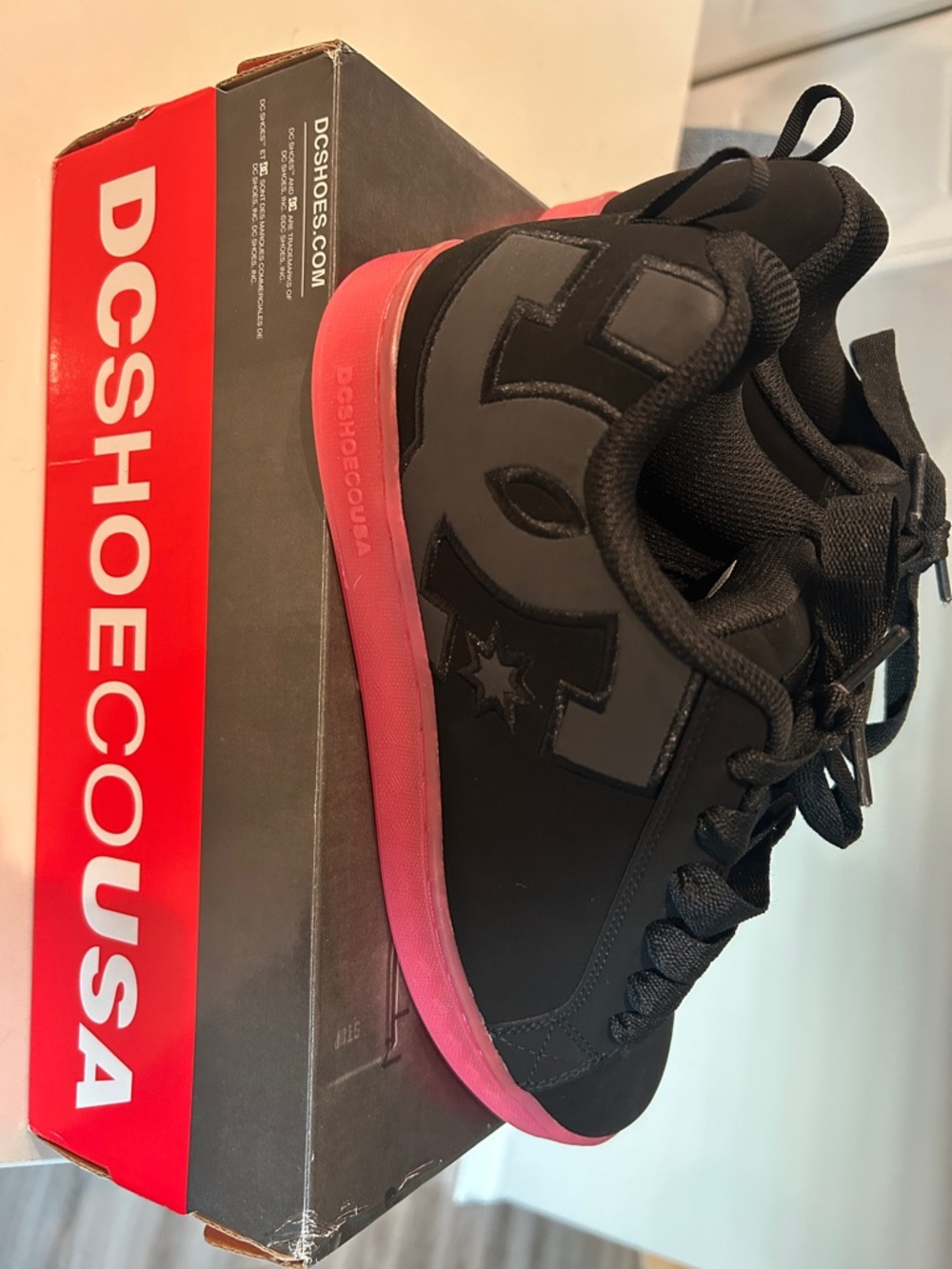 NWT!! DC Shoes Black Sneakers Pink Sole Womens Court Graffik Size 9.5 Skateboard